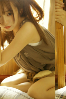 女性高级感白色游泳衣